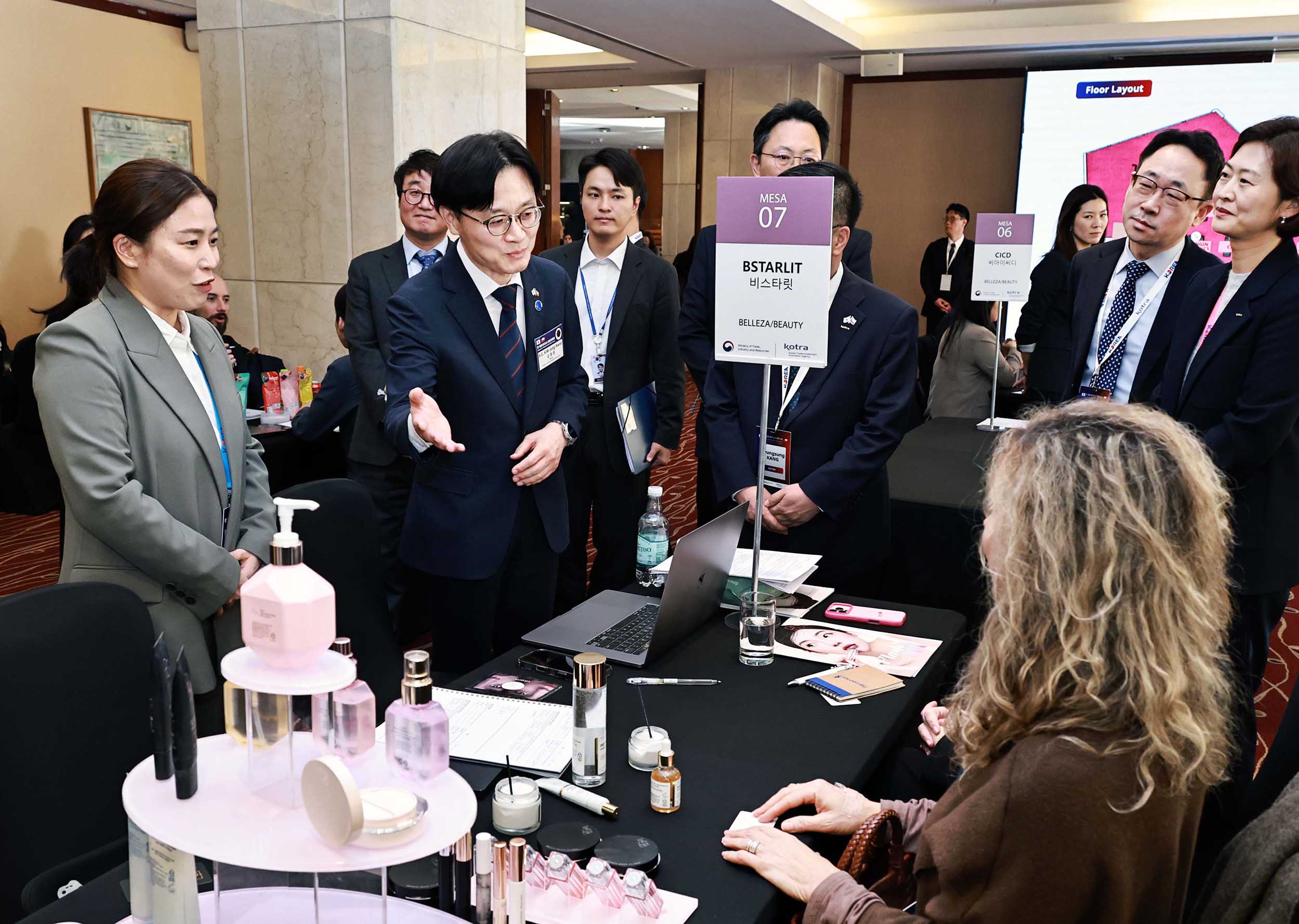 대통령 칠레 순방 계기에 열린 수출상담회장 방문 1