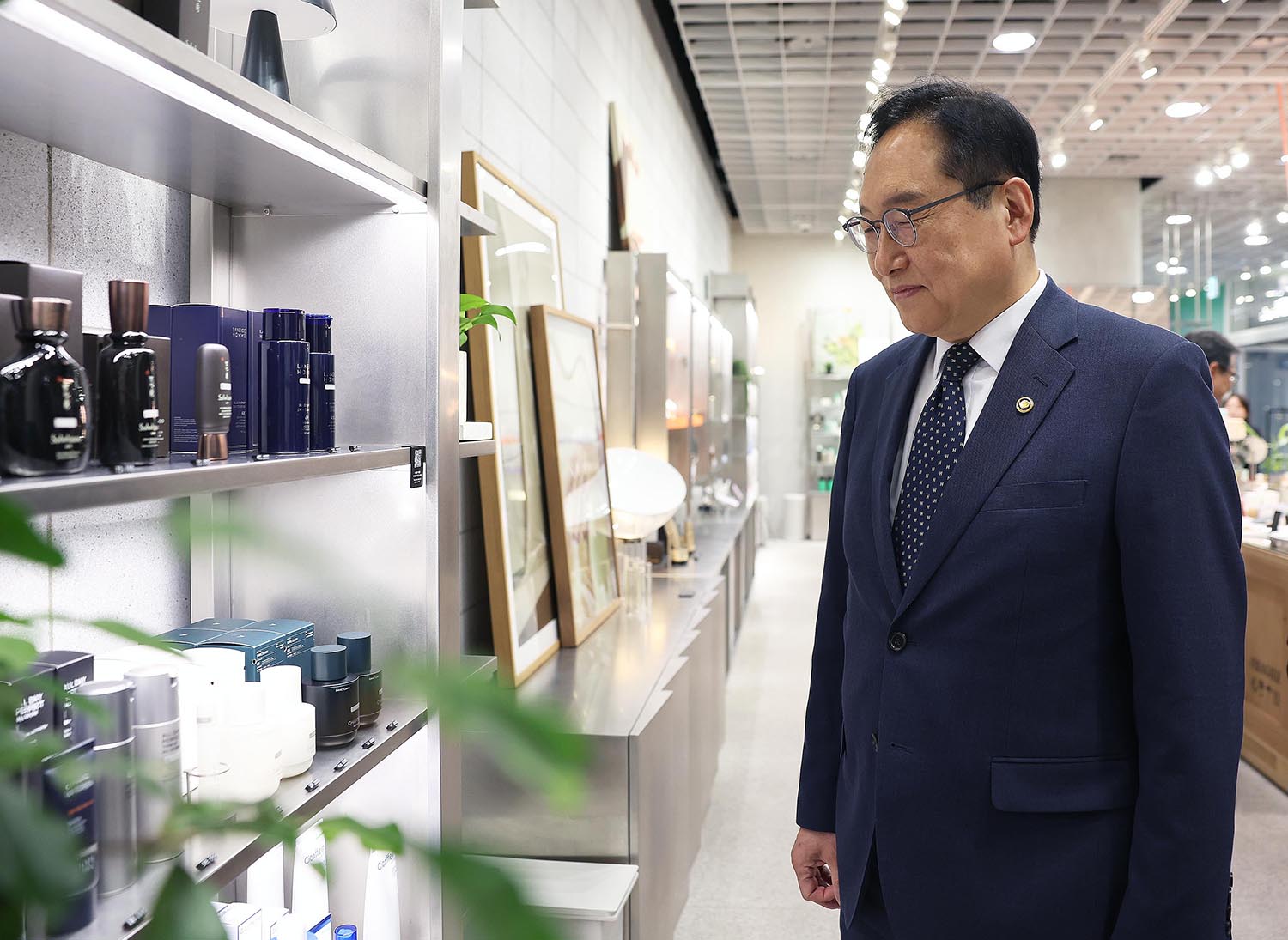 K-뷰티, 화장품 수출기업 아모레퍼시픽 방문 6
